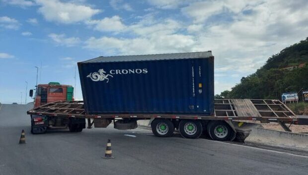 Rodovia Travada - Acidente com caminhão causa filas na BR-470 em Navegantes
