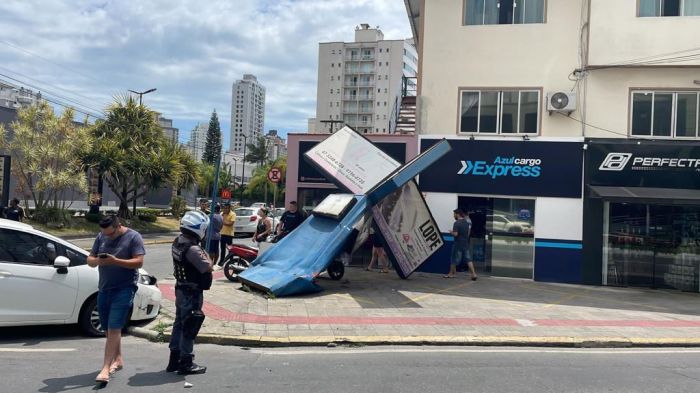 Itajaí - Motorista fica ferida ao acertar placa de outdoor no bairro Fazenda