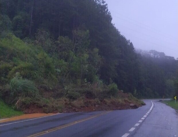 Na BR-280 - Queda de barreira na serra entre Corupá e São Bento do Sul