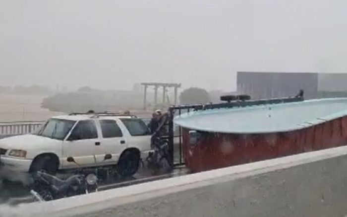 Na ponte - Piscina de fibra cai em cima de ponte e causa filas na BR 101