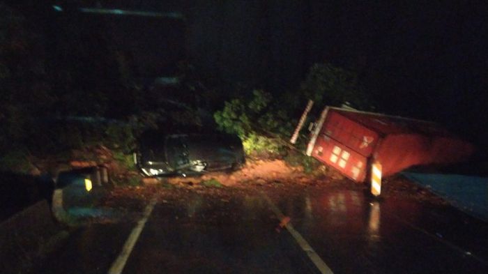 Na BR-376 - Carros e caminhões são soterrados em deslizamentos entre Santa Catarina e Paraná