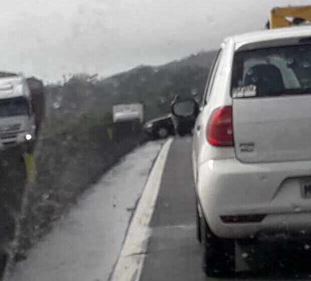 Balneário Piçarras - Quatro veículos se envolvem em acidente no km 102 da BR-101 e uma pessoa fica ferida