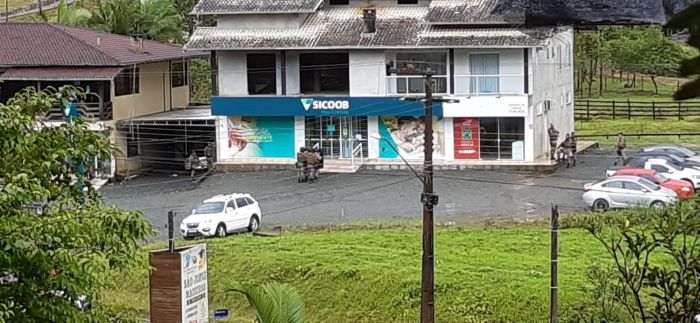 Ilhota - Bandidos fazem reféns em assalto a cooperativa Sicoob do Braço Baú