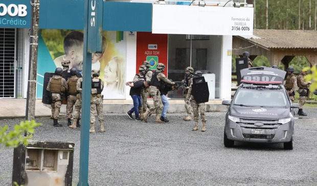 Ilhota - Bandidos se entregam após tentativa de assalto com reféns na agência do Sicoob no bairro Braço Baú