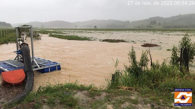 Balneário Piçarras - Defesa Civil monitora áreas da cidade em razão das fortes chuvas