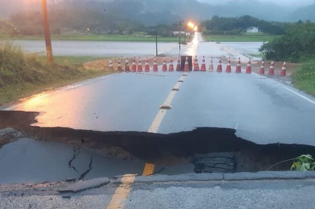 Interdição - Ponte que liga Jaraguá do Sul a Schroeder é interdita após abertura de cratera