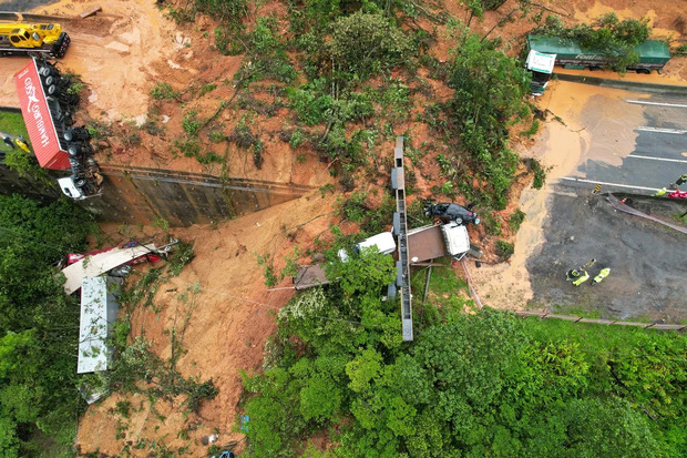 Tragédia na BR-376 - Bombeiros de SC deixam área de resgate na após risco de novo desmoronamento