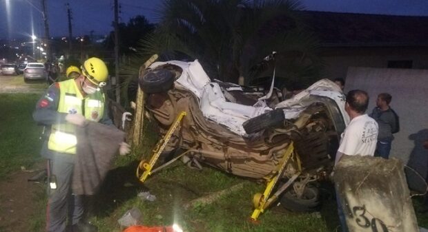 Na BR-280 - Motorista fica preso às ferragens após acidente em Rio Negrinho