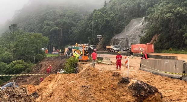 Tragédia na 376 – Com mais de 7 mil cúbicos de terra retirados bombeiros chegam a veículos soterrados