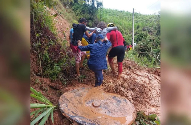 Susto - Mãe e filha são resgatadas após 3h sob escombros de deslizamento em Brusque