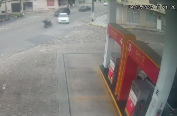 Barra Velha - Motociclista sofre traumatismo craniano ao bater em carro na Avenida Santa Catarina