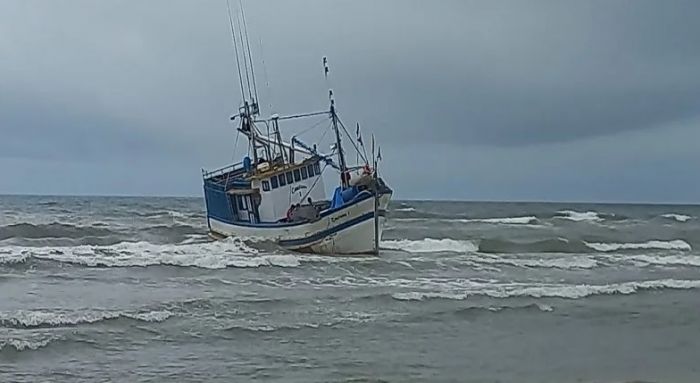 No Rio Grande – Pesqueiro itajaiense encalha na praia do Cassino no Rio Grande do Sul