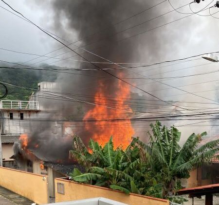 Penha - Casa é destruída por incêndio e moradora passa mal por inalar fumaça no bairro Armação
