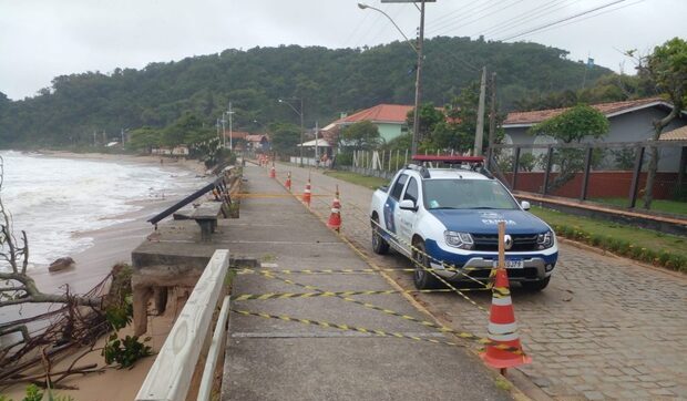 Penha – Calçadão da praia da Saudade é interditado após ressaca provocar estragos