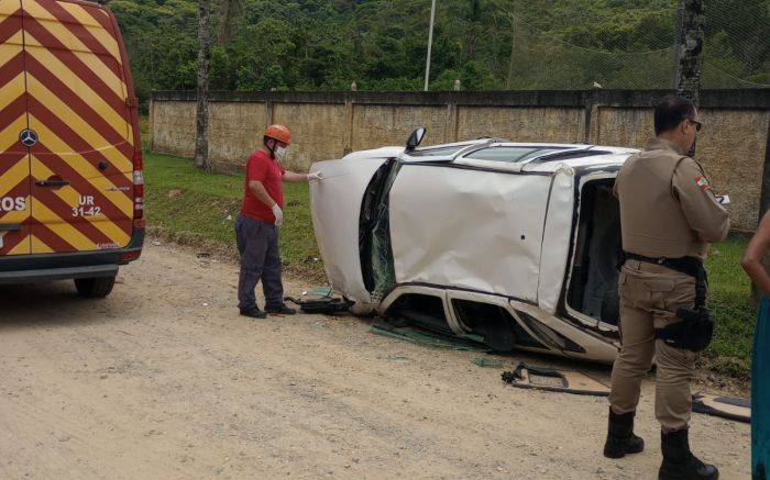 Penha – Gol capota no bairro Armação e dois ocupantes sofrem ferimentos leves