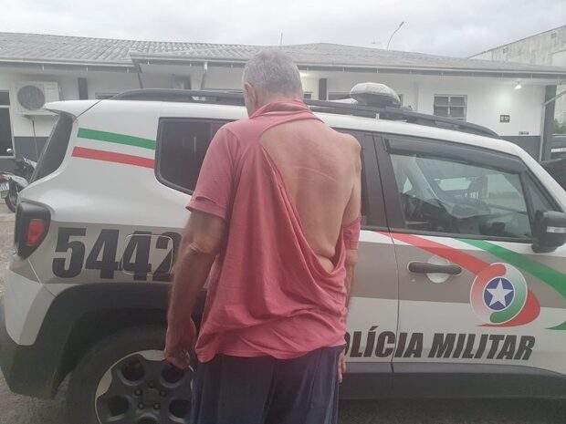 São João do Itaperiú - Pai tenta esfaquear filha e é contido com arma de choque