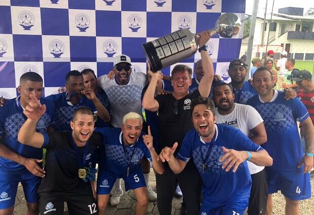 Deu Azulão – Estaleiro Thyssenkrupp ergue a taça de campeão do 17º Torneio de Futebol Suíço dos Metalúrgicos de Itajaí e Região