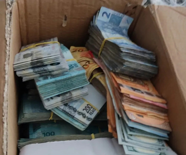 Contrabando - Mais de 500 iPhones e dezenas de eletrônicos são apreendidos em Blumenau