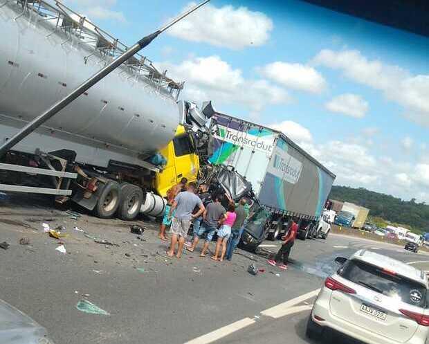 Acidente Fatal - Carros ficam prensados entre dois caminhões e duas pessoas morrem na BR-101, em Araquari