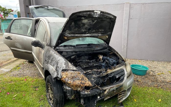 Penha - Incêndio destrói Citröen C3 por volta das 17h na Variante de ontem
