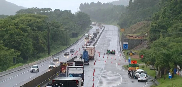 Morro dos Cavalos - Trecho da BR-101 é bloqueado em SC e chuva castiga motoristas