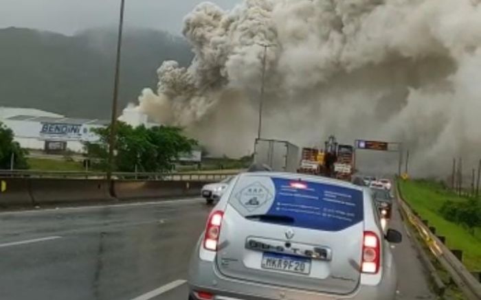 Penha - Fumaça extremamente tóxica é liberada após incêndio em na Transportes Bendini no bairro São Cristóvão