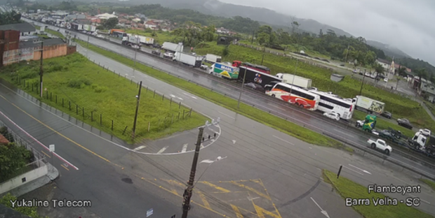 Situação nas Rodovias - Serra de Guaratuba na BR-376 está bloqueada por 24 horas