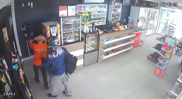 Itapema - Tiroteio com policial à paisana termina com assaltante ferido