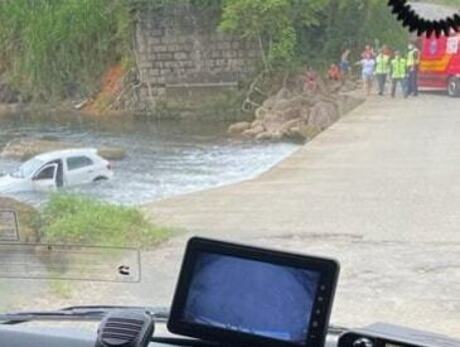 Garuva - Homem morre afogado após carro cair em rio na estrada de Três Barras