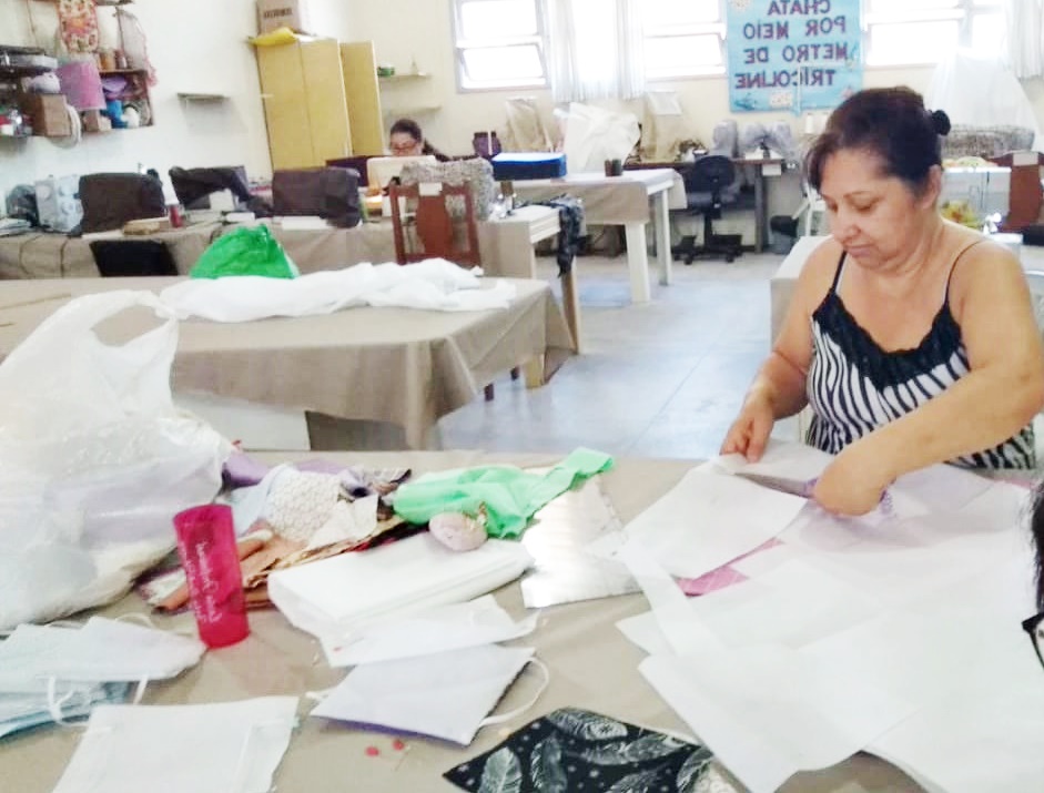 Coronavírus: Professores da Escola Profissional Zilda Lucki da Silveira estão produzindo máscaras descartáveis para os profissionais da Saúde de Penha