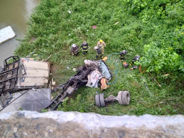 Rodeio – Caminhoneiro de Balneário Piçarras morre em acidente ao cair em rio na BR-470