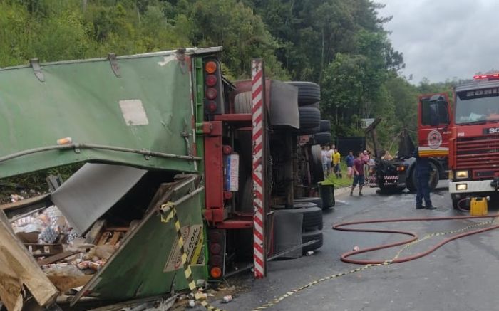 Tombamento fatal - Caminhoneiro morre ao tombar caminhão de cerveja na BR- 470 em Pouso Redondo