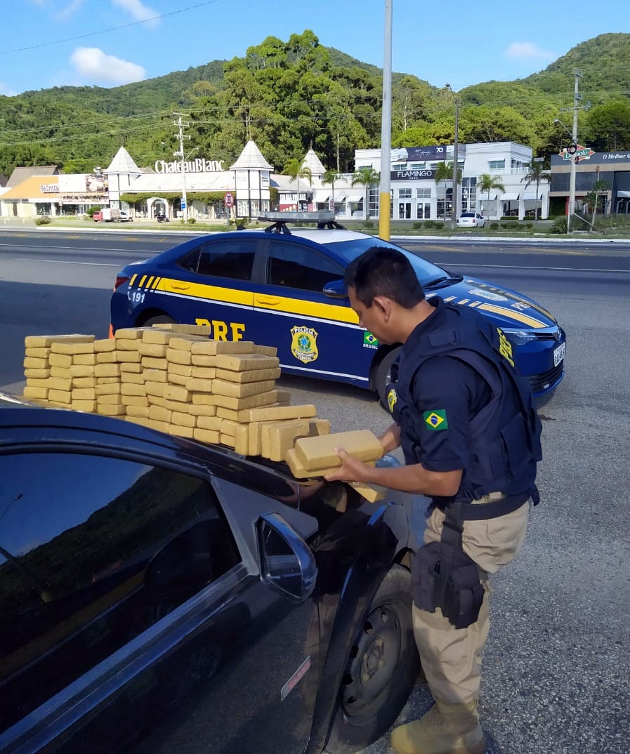 No Porta-Malas: PRF apreende mais de 200 quilos de maconha em Fiesta de Pomerode
