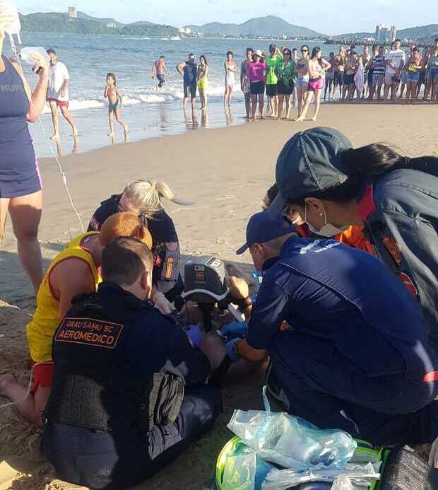Balneário Piçarras – Homem sofre mal súbito na praia Central e é levado para o hospital