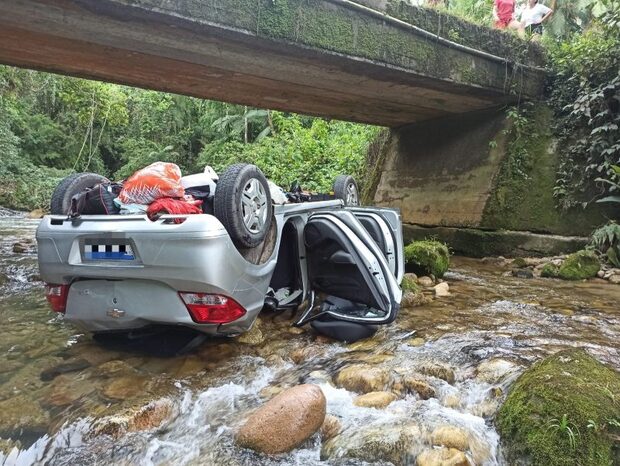 Acidente Fatal - Dois homens morrem após carro capotar e cair em rio na divisa entre SC e PR