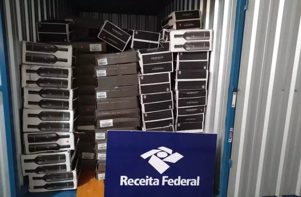 Apreensão Receita Federal apreende R$ 200 mil em vinhos argentinos escondidos em Joinville