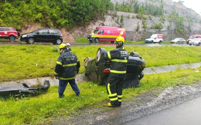 Saída de Pista - Carro com quatro ocupantes capota na BR-470, em Navegantes