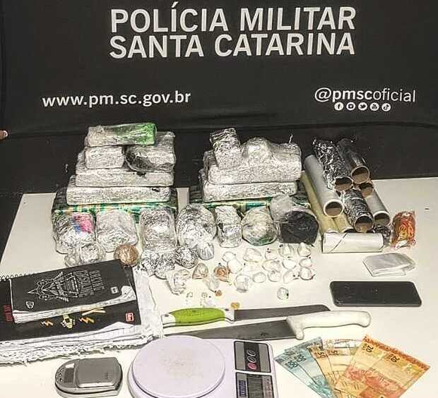 Curioso “tava” premiado – Traficante bisbilhoteiro é preso no Casqueiro com maconha, cocaína, crack e LSD, em Penha