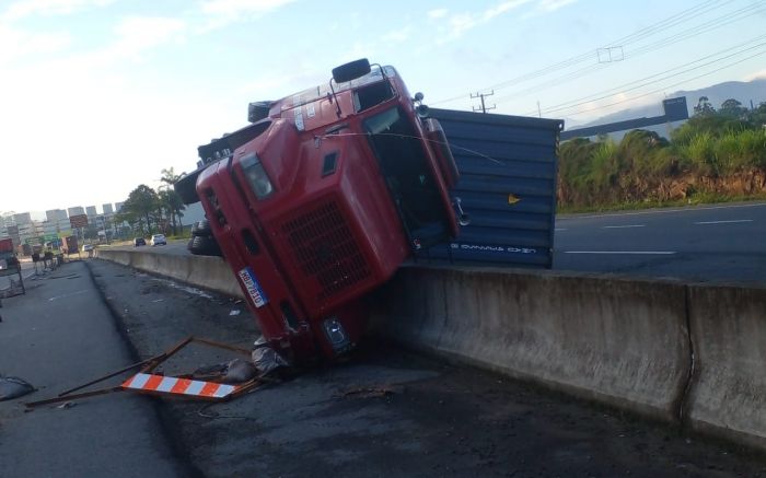 Navegantes - Motorista morre em tombamento de caminhão na BR-470