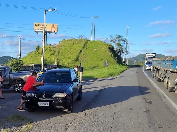 Barra Velha - PRF flagra diversos veículos transitando pelo acostamento na BR-101
