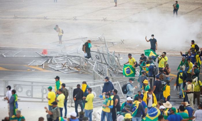 Invasão e vandalismo – Manifestantes destroem a sede dos três poderes em Brasília