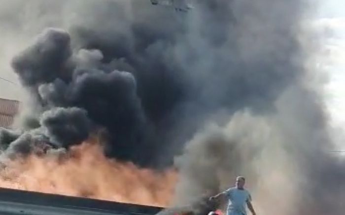 Tudo parado – Manifestantes queimam pneus e fecham a BR-101 em Itajaí