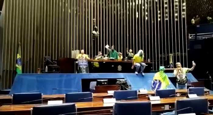 Presidente Lula decreta intervenção federal no Distrito Federal