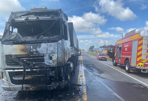 Na BR-280 - Caminhão é destruído por incêndio em Araquari