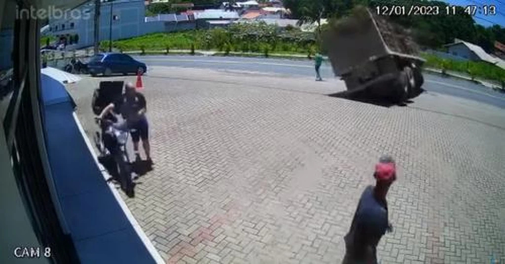 Ituporanga - Carga de madeira tomba e pedestre fica gravemente ferido