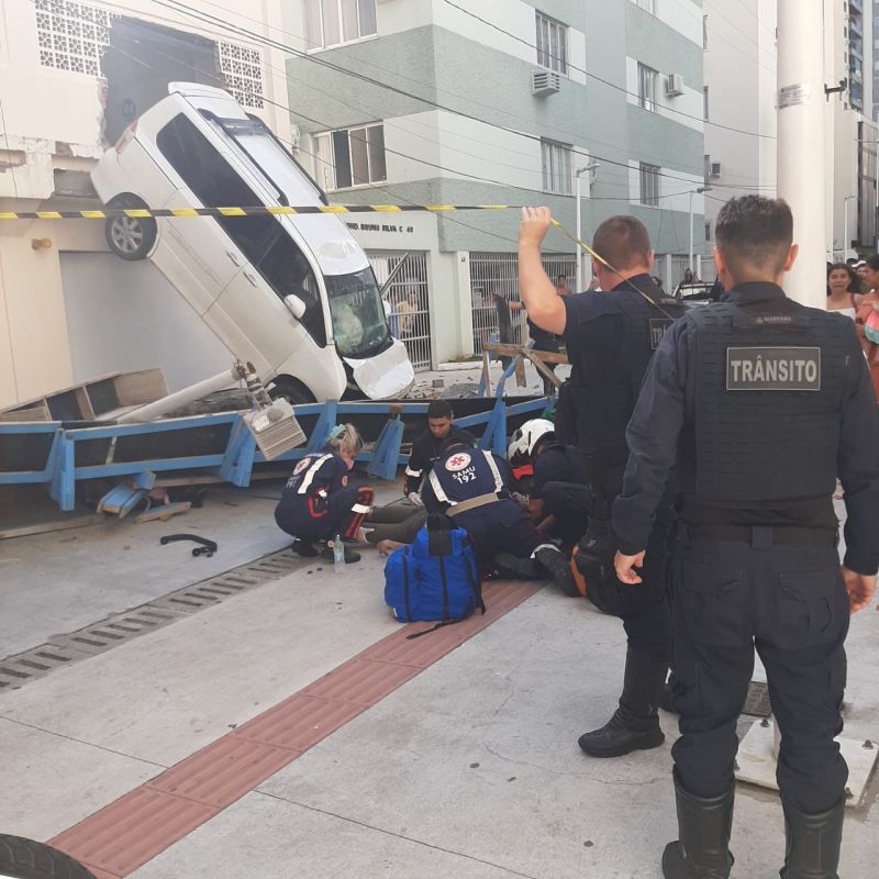 Balneário Camboriú – Carro despenca de garagem do edifício Janaína atinge mulher que está em estado grave
