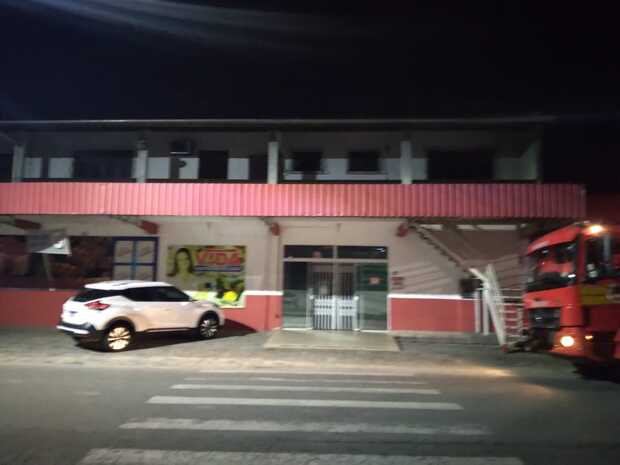 Balneário Piçarras – Container anexo ao Mercado Vida pega fogo e bombeiros controlam as chamas