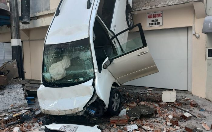 Balneário Camboriú - Hospital atualiza estado de mulher atingida por carro que caiu de garagem
