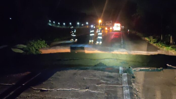 BR-470 - Cratera deixa rodovia totalmente interditada em Indaial