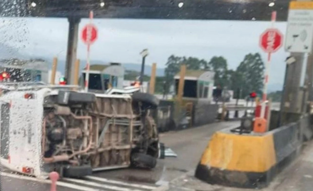 Na BR-101 - Kombi tomba em pedágio de Porto Belo e causa filas no sentido a Curitiba